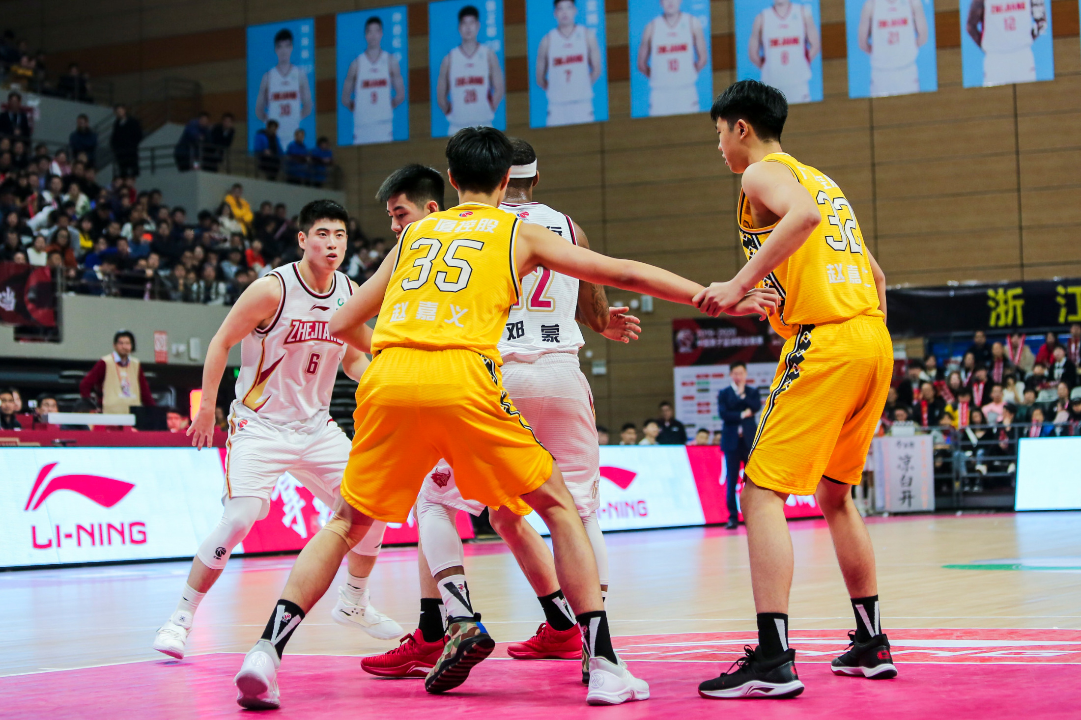 英雄联盟官网-广厦男篮发布备战花絮，加时末段绝杀压哨，足总杯任务艰巨，轮换策略成焦点(广东宏远战广厦胜负发生逆袭)